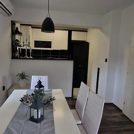 Elena Villa Nis