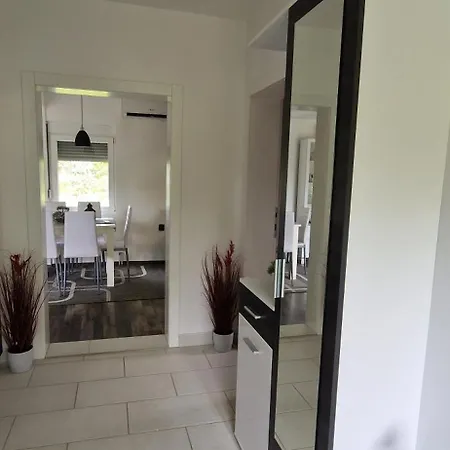 Elena Villa Nis