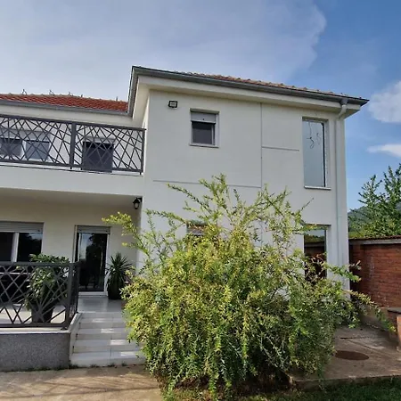 Elena Villa Nis